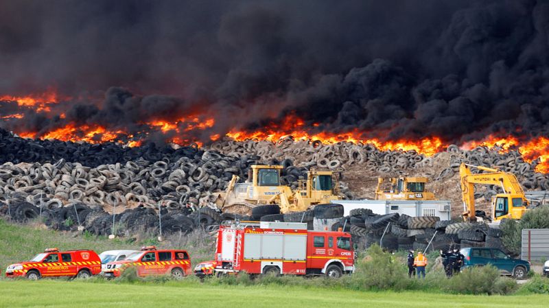 Extinguir el incendio del cementerio de neumáticos de Seseña llevará al menos dos semanas