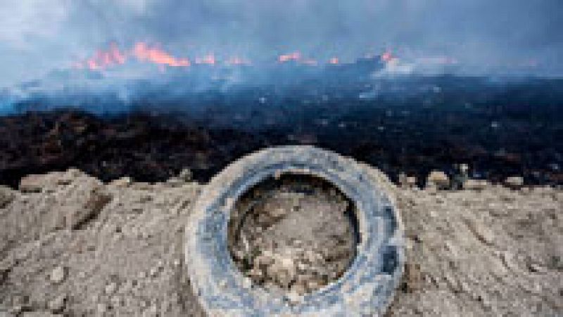 Continúa la extinción del incendio de Seseña, donde los vecinos retrasan su regreso por el humo