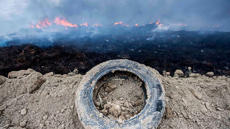 Continúa la extinción del incendio de Seseña, donde los vecinos retrasan su regreso por el humo