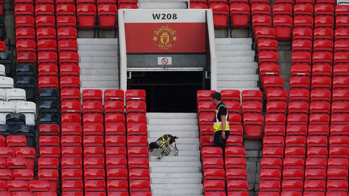  - Explosionan un "paquete sospechoso" en Old Trafford, tras evacuar al público y suspender el partido