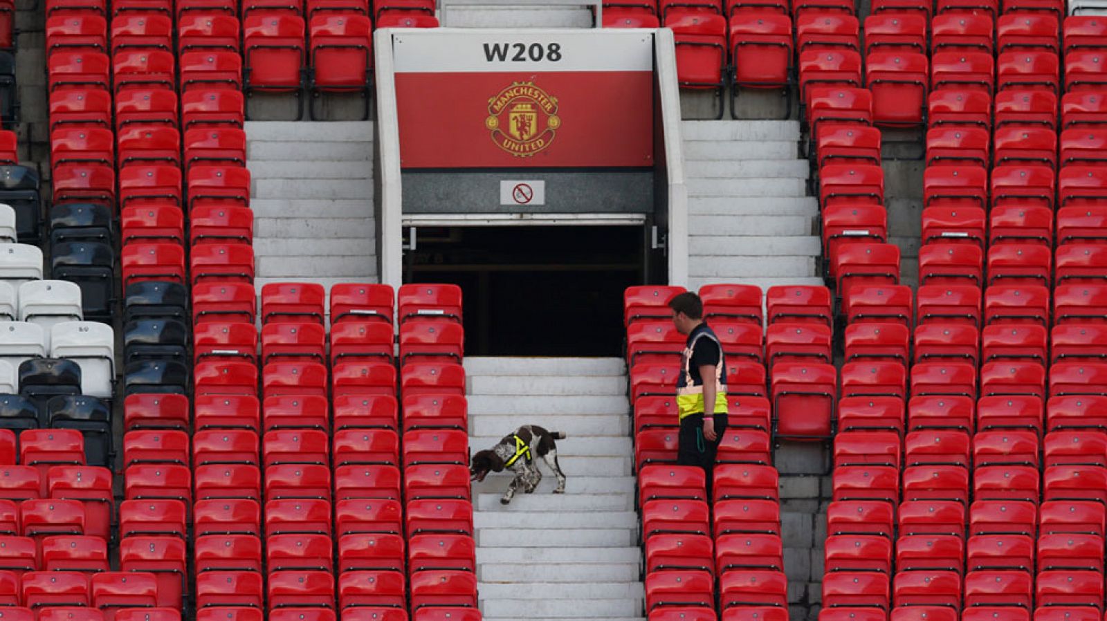 Explosionan un "paquete sospechoso" en Old Trafford, tras evacuar al público y suspender el partido