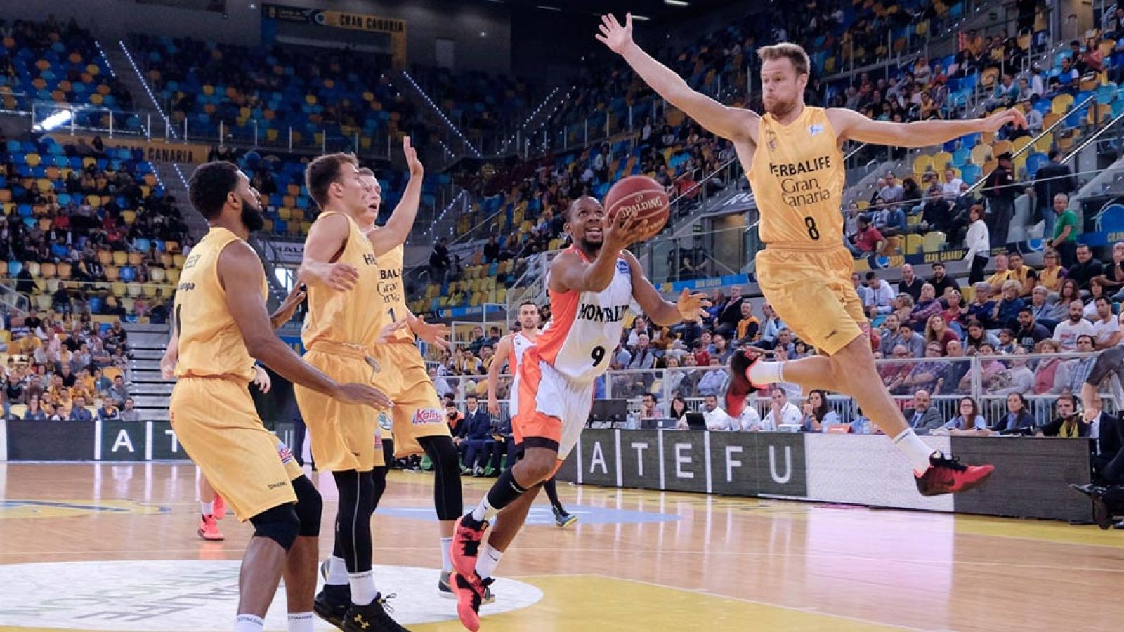 El Herbalife Gran Canaria se impuso en su cancha (109-88) a un Montakit Fuenlabrada que tendrá que jugarse los 'play-offs' en la última jornada de la fase regular de la Liga Endesa ante un UCAM Murcia.