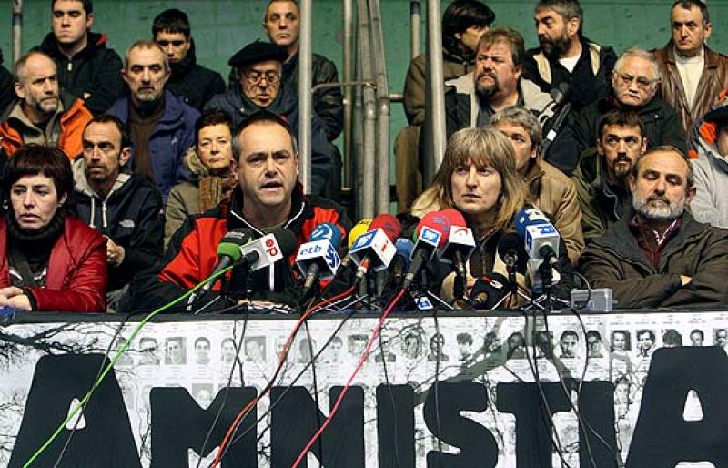  Un centenar de ex presos de ETA pide una solución dialogada al conflicto vasco