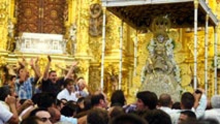 Telediario 1 - La procesión de la Virgen del Rocío da comienzo con el tradicional salto a la reja