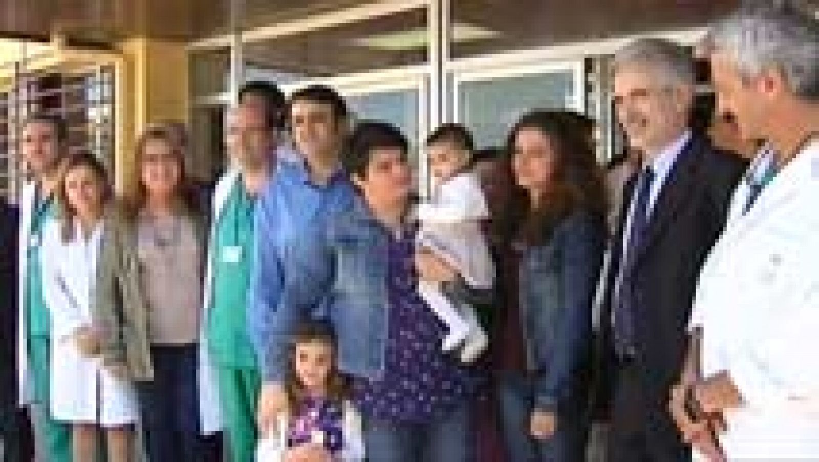 Telediario 1: Primer trasplante de hígado en España de un donante vivo a un bebé por laparoscopia  | RTVE Play