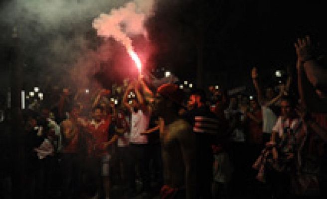 La afición sevillista celebra la quinta Europa League en la Puerta de Jerez