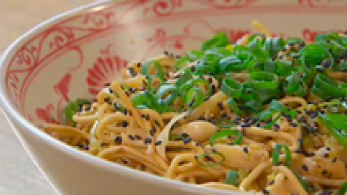 RTVE Cocina - Fideos al wok con jengibre y cebolla tierna
