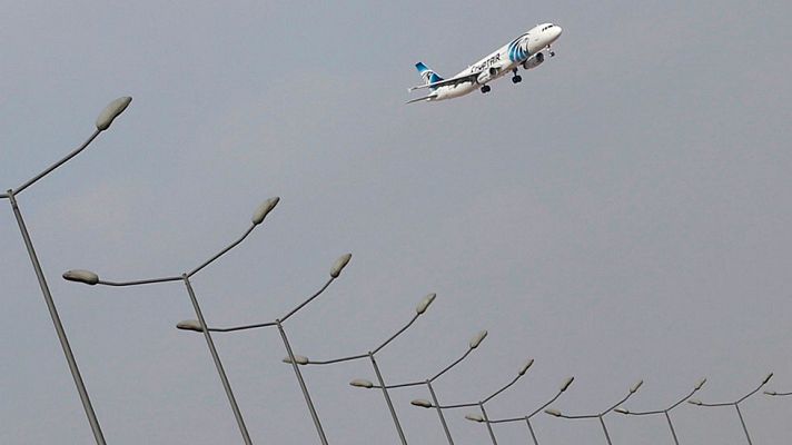 Telediario 1 - Un avión de EgyptAir se estrella en el Mediterráneo cuando viajaba de París a El Cairo