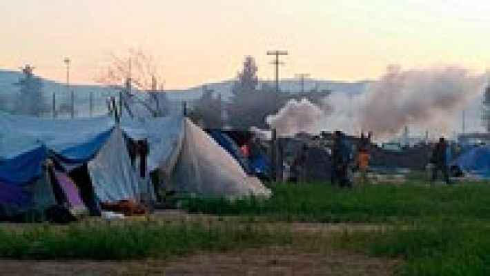 Telediario 1 - La policía carga contra los refugiados que tratan de cruzar de Grecia a Macedonia