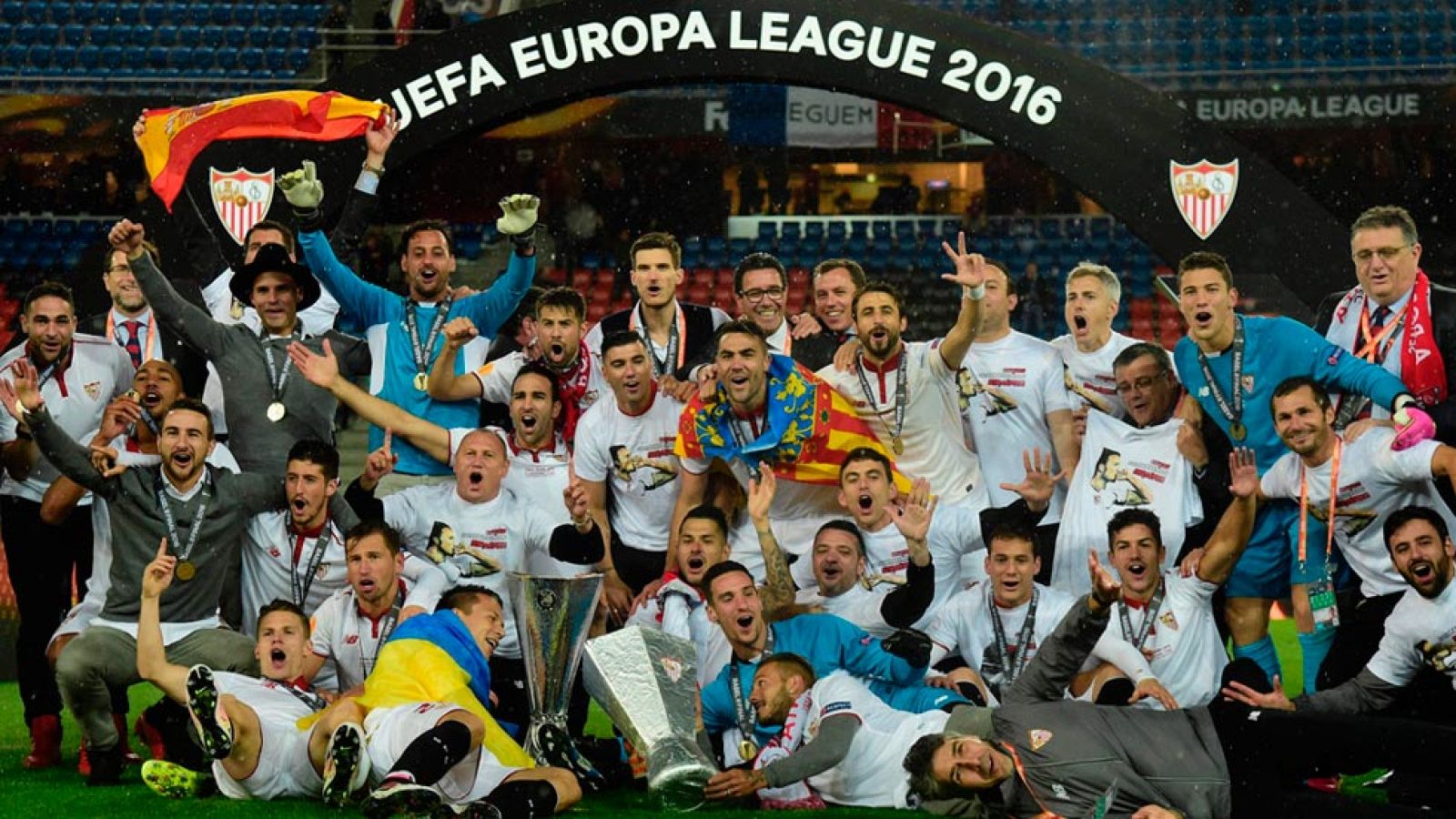 El Sevilla confirmó con su victoria ante el Liverpool (1-3) en la final de la Europa League el dominio español en competiciones europeas. Los campeones tanto de la Europa League como de la Champions de los últimos tres años son españoles. De hecho, el próximo campeón de Europa saldrá de un Real Madrid - Atlético. Hay que retroceder hasta 2013 para encontrar algún equipo no español levantando un título europeo. En aque año el Bayern ganó la Champions.