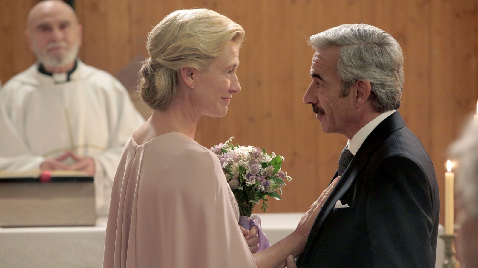 Cuéntame cómo pasó - Temporada 17 - Episodio 19: La boda de cristal - Ver ahora