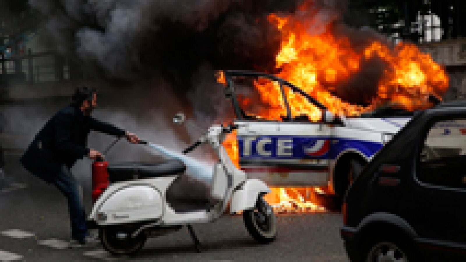 Telediario 1: Un coche de la policía incendiado, símbolo de la tensión que vive París | RTVE Play