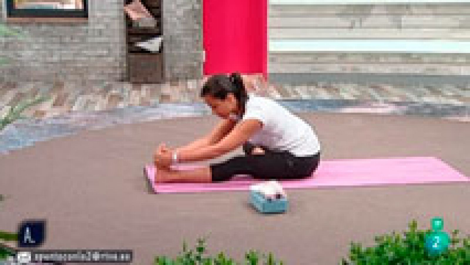A punto con La 2: Yoga para favorecer el dormir | RTVE Play