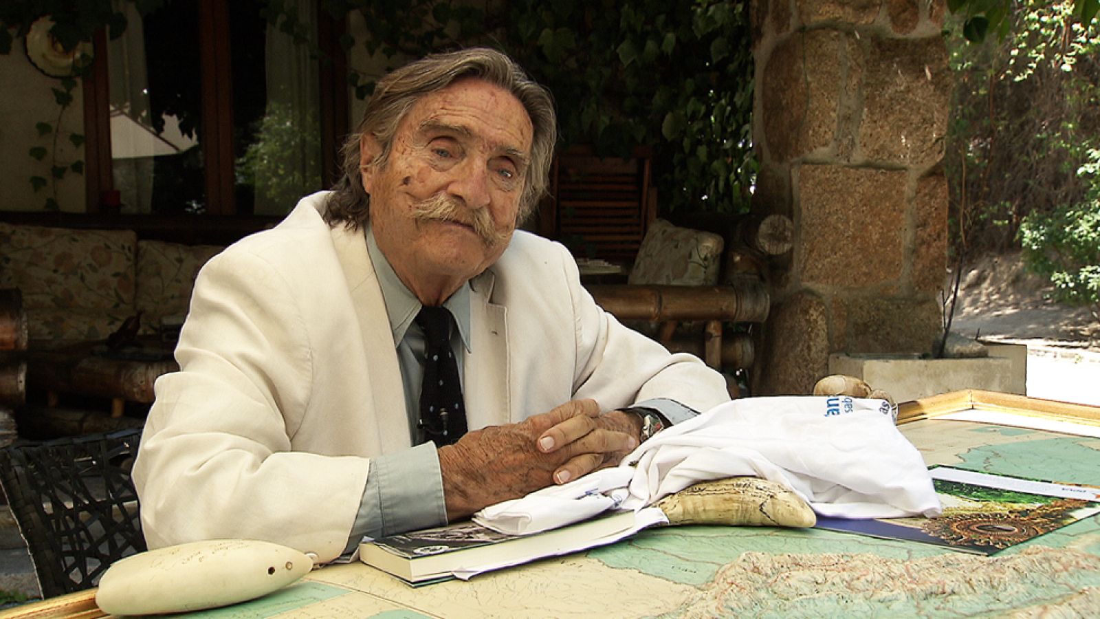 El reportero y aventurero Miguel de la Quadra-Salcedo concedió a RTVE (a la que como él consideraba la casa de toda su vida) una de sus últimas entrevistas, hasta ahora inédita, en la que repasa su vida y habla de las grandes pasiones que han marcado