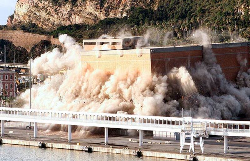 Espectacular voladura de una nave industrial en Barcelona