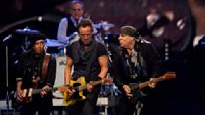 Un Bernabéu repleto espera la llegada de Bruce Springsteen