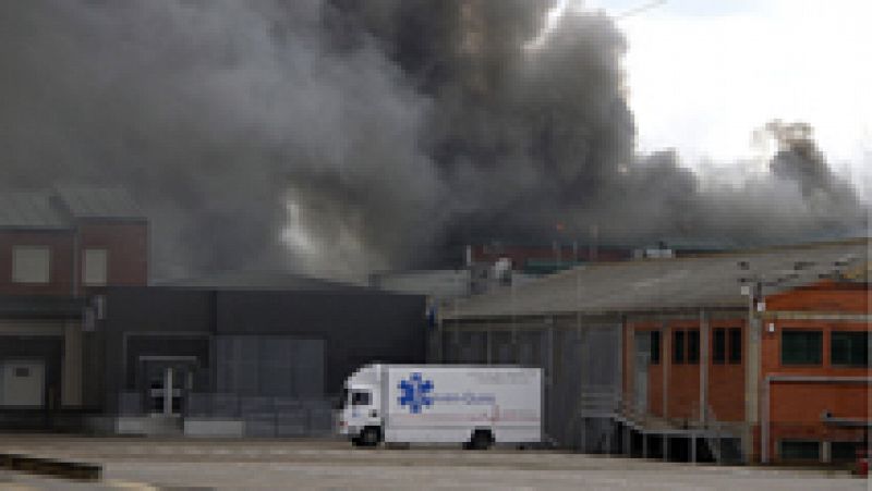 Un incendio arrasa la fábrica Embutidos Rodríguez en León