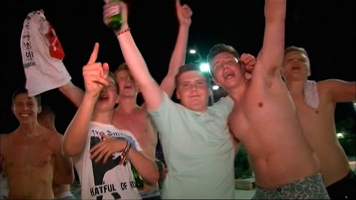 Telediario 1 - Un grupo de jóvenes bebidos obliga a aterrizar en Francia a un avión que viajaba de Glasgow a Palma