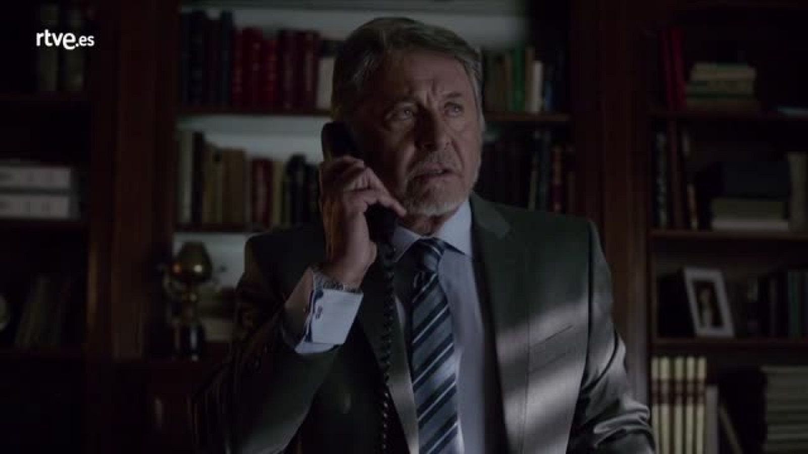 El Ministerio del Tiempo - Salvador Martí habla por teléfono con Rajoy | Ver