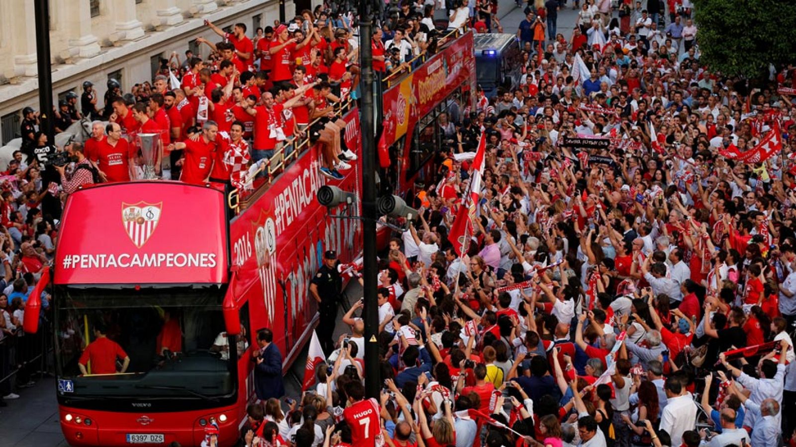 El Sevilla celebra la Europa League junto a miles de aficionados | Ver