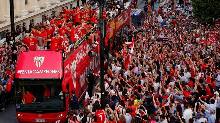 Telediario 1 - El Sevilla celebra la Europa League junto a miles de aficionados