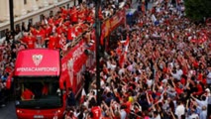 El Sevilla celebra la Europa League junto a miles de aficionados