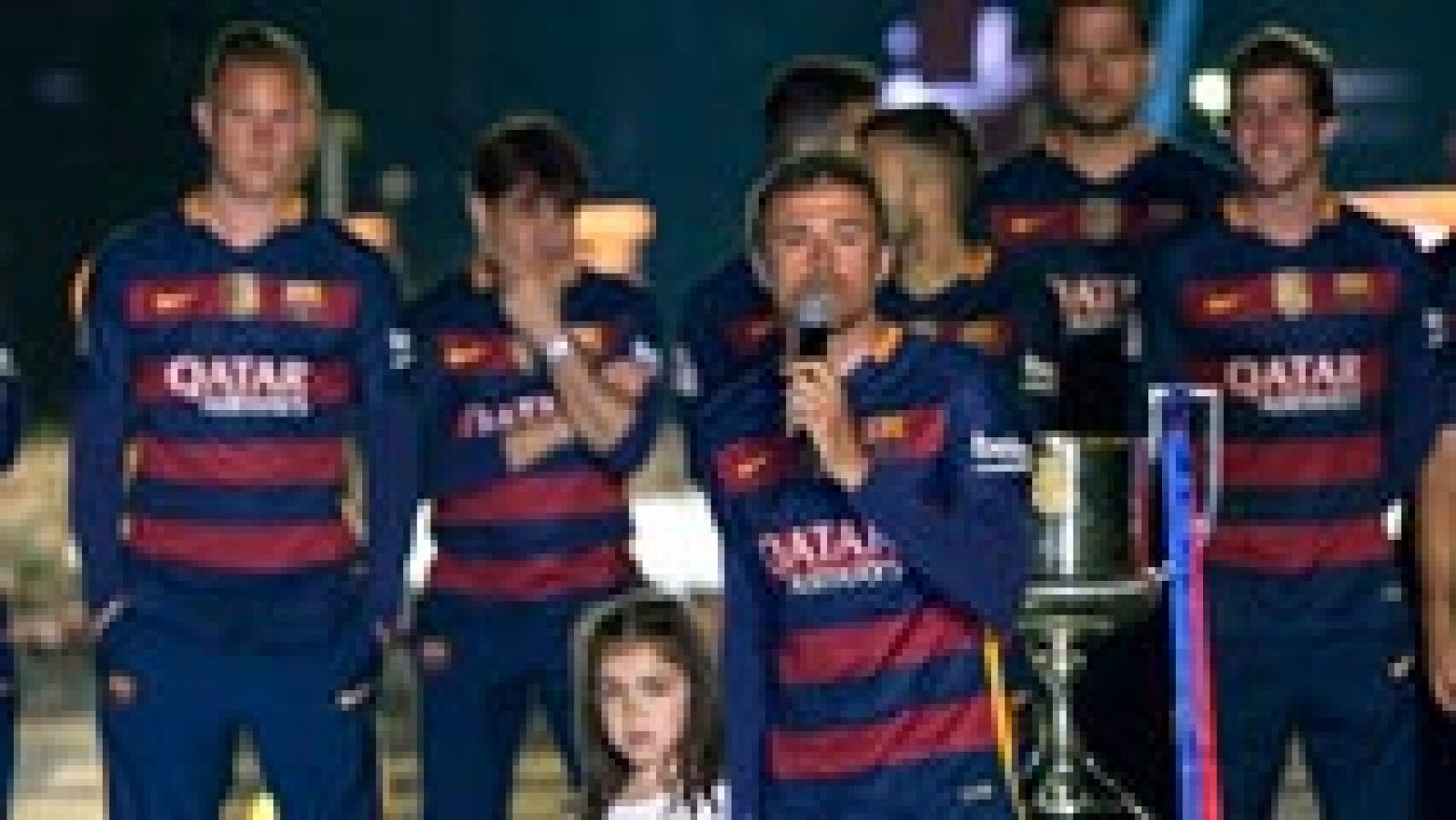 El entrenador del FC Barcelona ha tenido unas palabras para los aficionados y les ha animado a festejar los triunfos de la temporada, sobre todo, el doblete, y ha resaltado lo difícil que ha sido la temporada.