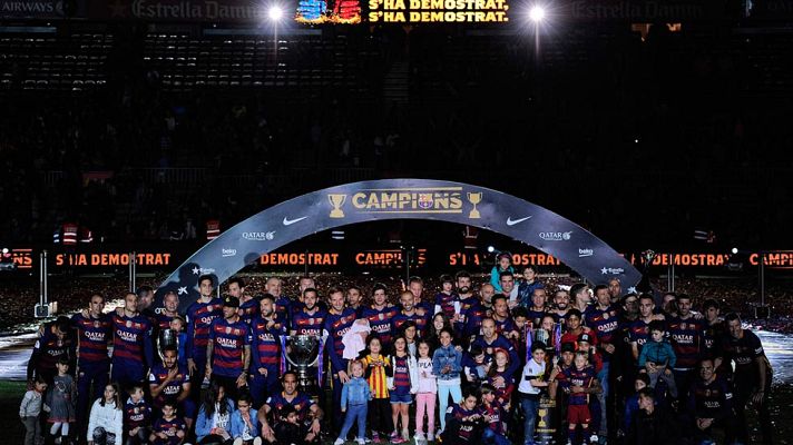  - El Barça celebra con el Camp Nou el doblete