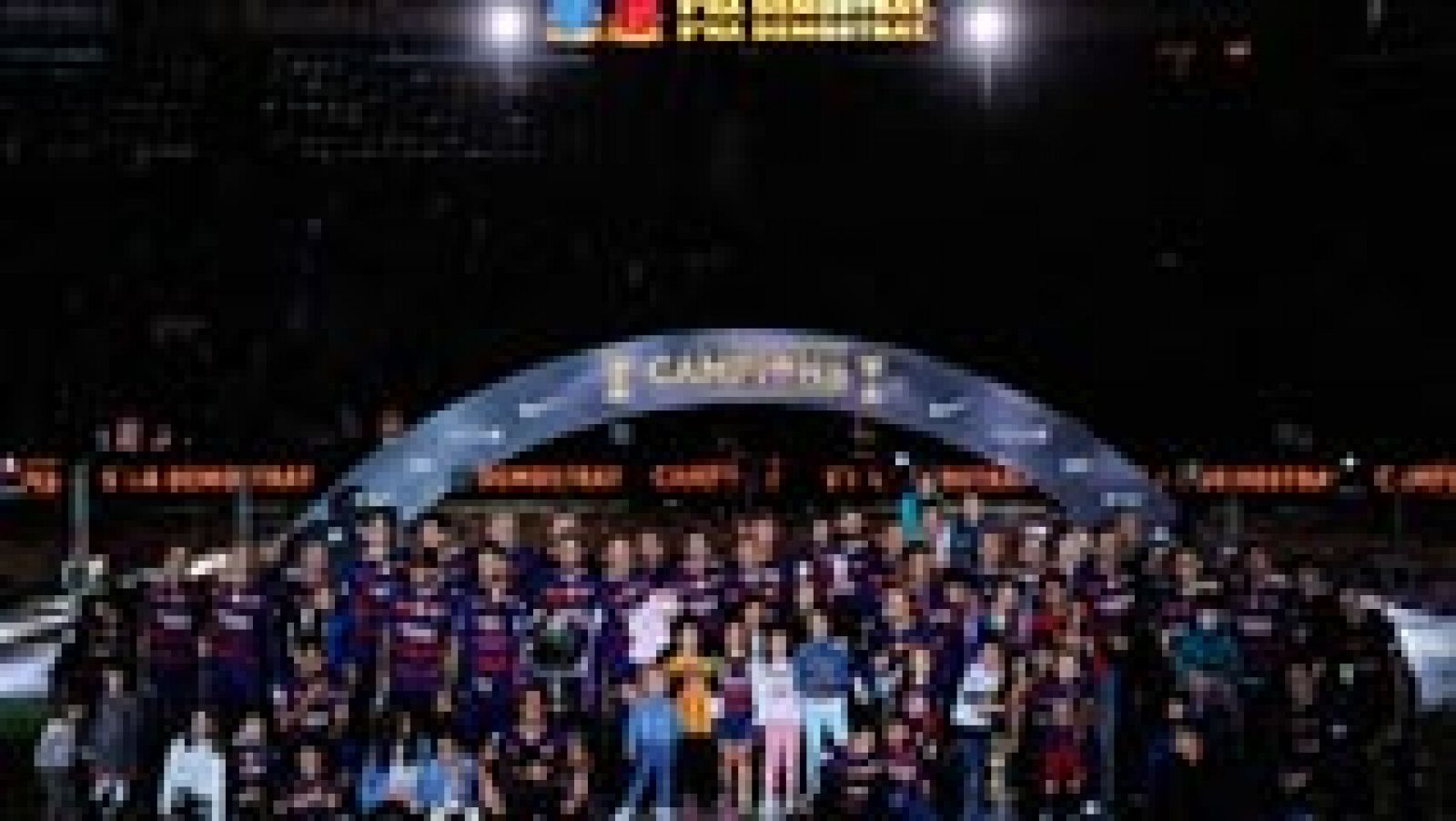 Todos los integrantes de la plantilla del FC Barcelona han terminado la gran fiesta por la consecución del doblete (Liga y Copa) ante sus aficionados en el Camp Nou y los festejos se cerrarán con un 'castillo' de fuegos artificiales que iluminarán el cielo de Barcelona. A pesar de ser lunes y de noche, miles de seguidores arroparon a los suyos en una celebración.