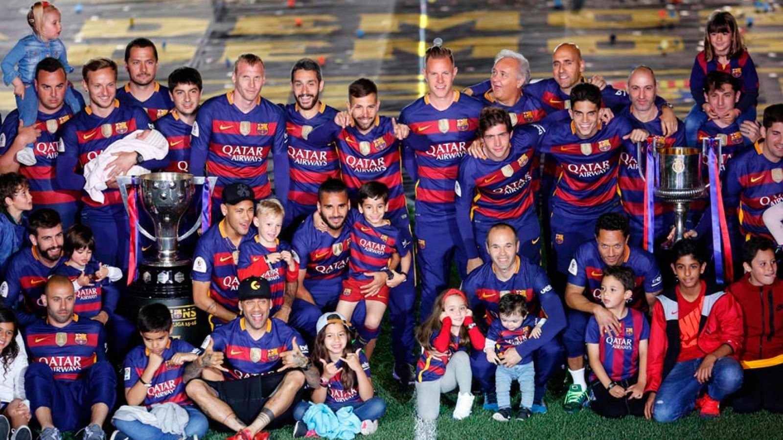 Un baño de masas para terrminar la temporada. El Barcelona ha celebrado a lo grande el doblete de Liga y Copa conseguido esta temporada y se lo ha ofrecido a sus aficionados en el Camp Nou.