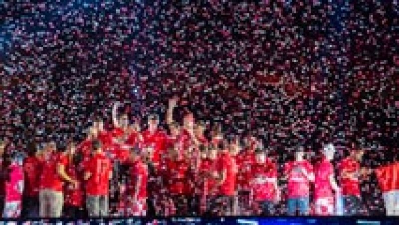 El Sevilla festeja la Europa League con su afición