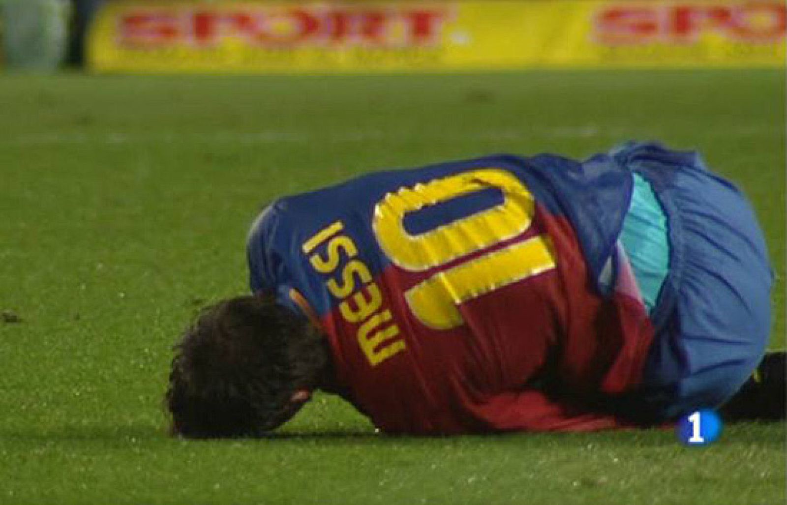 A pie de campo asi fue el partido entre el partido entre el Barcelona y el Real Madrid. Casillas se cabreó tras los dos goles de los catalanes.