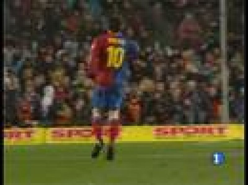 A pie de campo asi fue el partido entre el partido entre el Barcelona y el Real Madrid. Casillas se cabreó tras los dos goles de los catalanes.