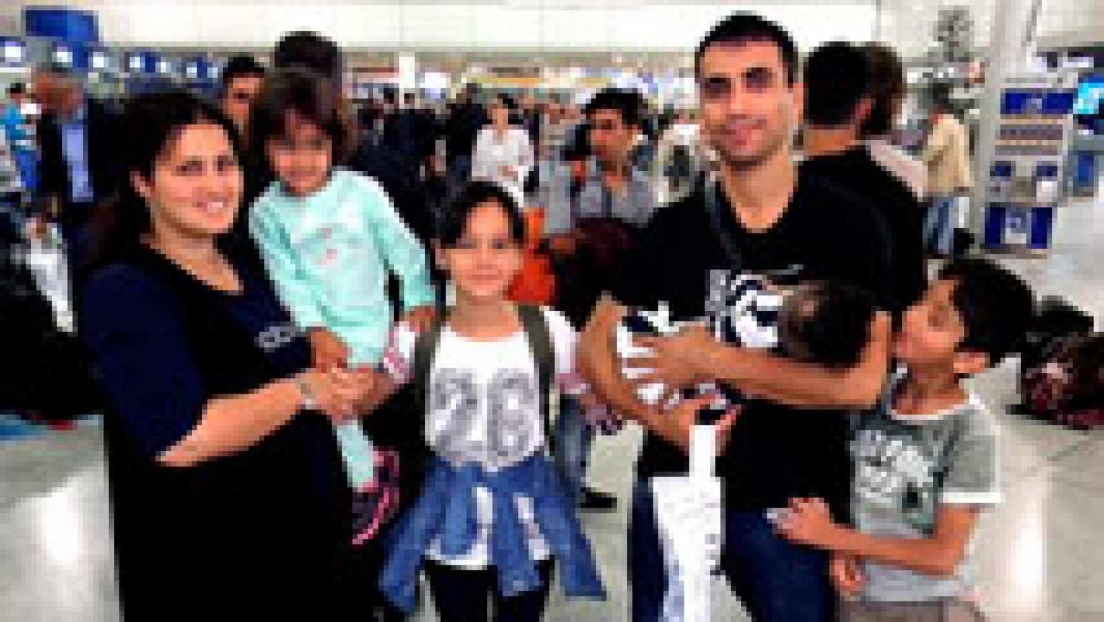 Telediario 1: Llegan a España los primeros 20 refugiados de los 150 que serán reubicados desde Grecia | RTVE Play