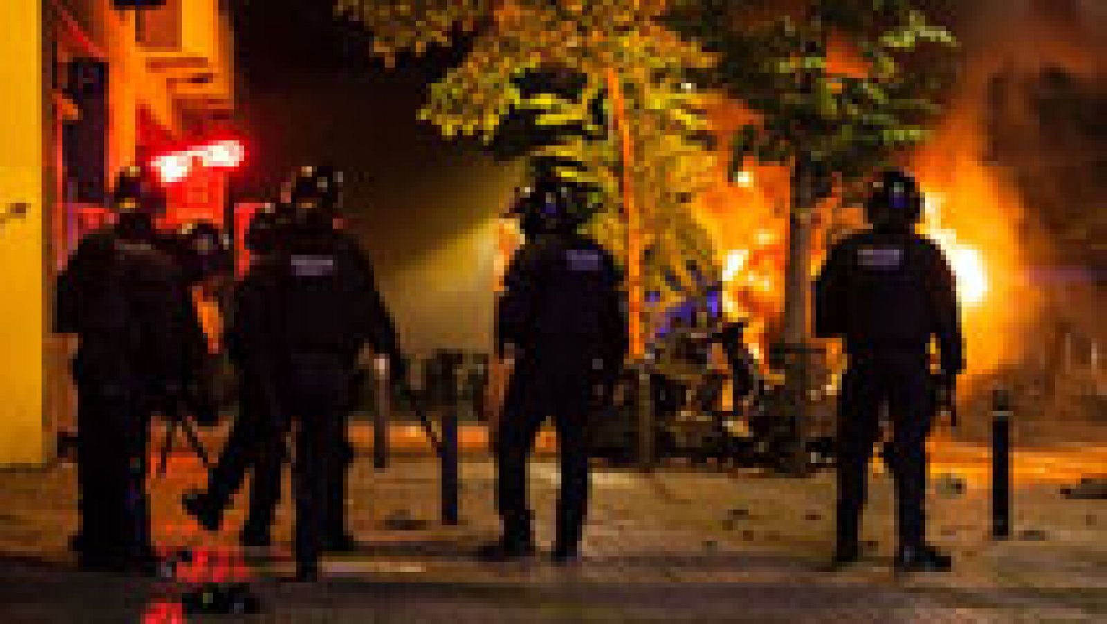 Telediario 1: Graves enfrentamientos en Barcelona por el desalojo de una sucursal bancaria ocupada desde 2011 | RTVE Play