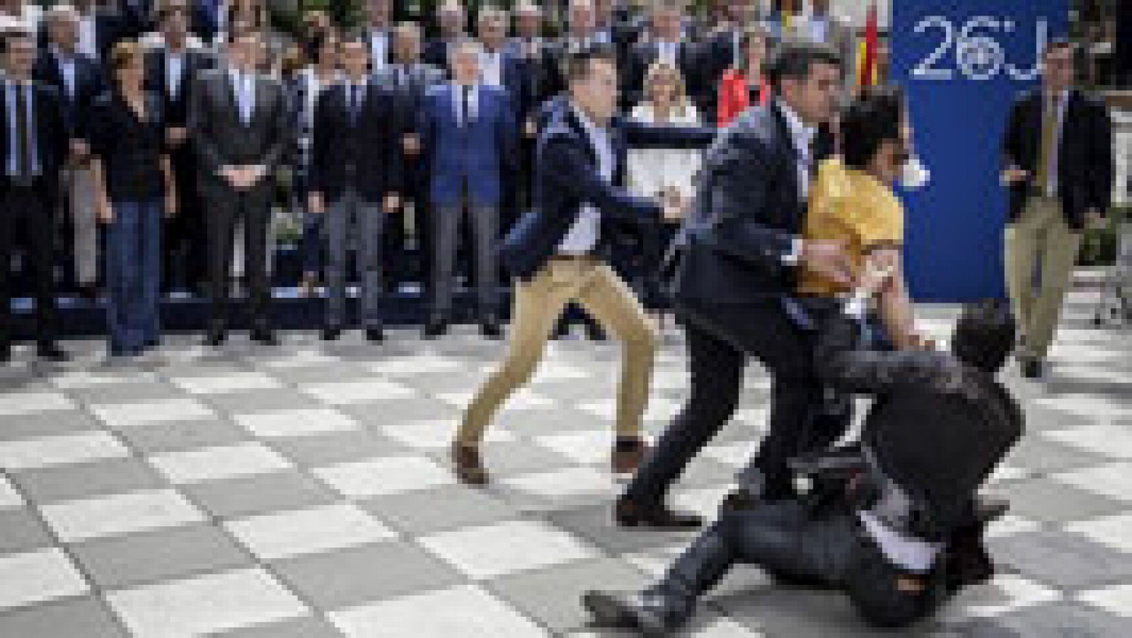 Telediario 1: Un hombre irrumpe en el acto de presentación de los cabezas de lista del PP gritando: "¡Sois la mafia!" | RTVE Play