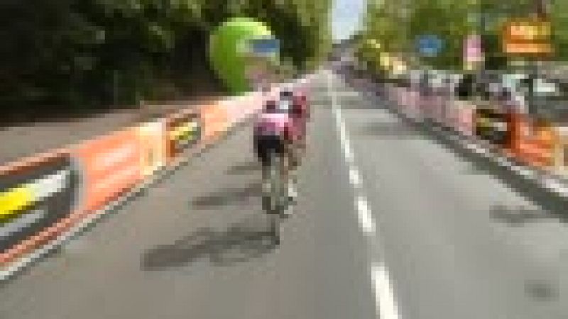 El espaol Alejandro Valverde (Movistar) se ha impuesto en la decimosexta etapa del Giro de Italia disputada entre Bressanone y Andalo, de 132 kilmetros, en la que el holands Steven Kruijswijk (Lotto Jumbo) mantuvo la maglia rosa de lder.