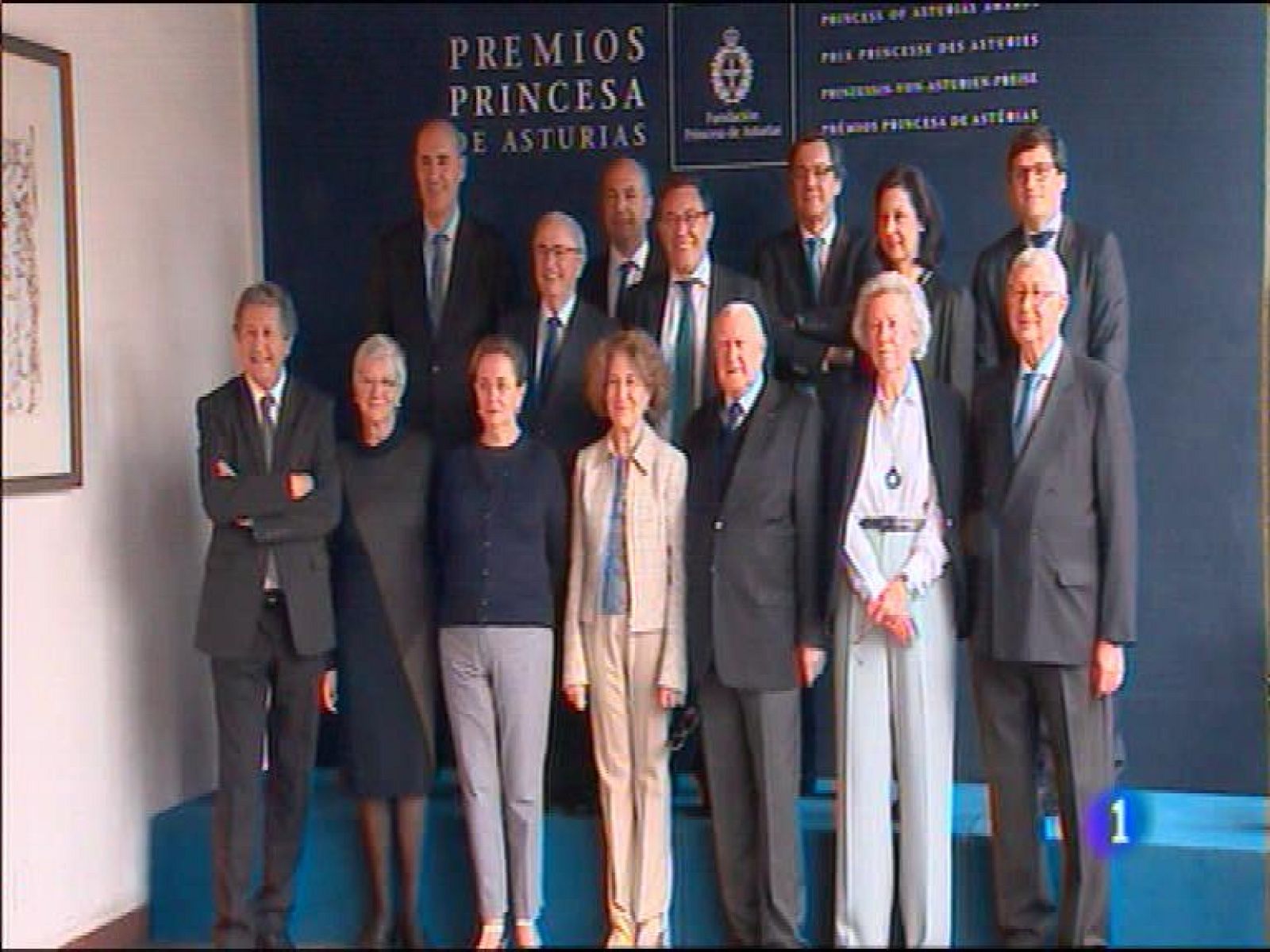  La dirección de la planta avilesina de Alcoa se ha reunido con el comité de empresa, tras difundirse que la multinacional habría puesto a la venta sus factorías en España. El jurado del premio Princesa de Asturias de Ciencias Sociales se encuentra ya en Oviedo deliberando y, de momento, nadie muestra sus preferencias entre las 37 candidaturas de 14 nacionalidades que optan al galardón, cuyo fallo se conocerá mañana al mediodía.