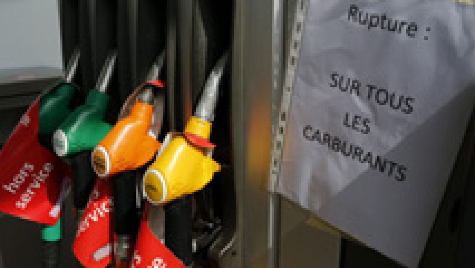 Telediario 1: El bloqueo de las refinerías francesas deja sin suministro al 20% de las gasolineras del país | RTVE Play