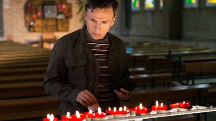 El hombre de tu vida - Hugo va a la iglesia en busca de perdón