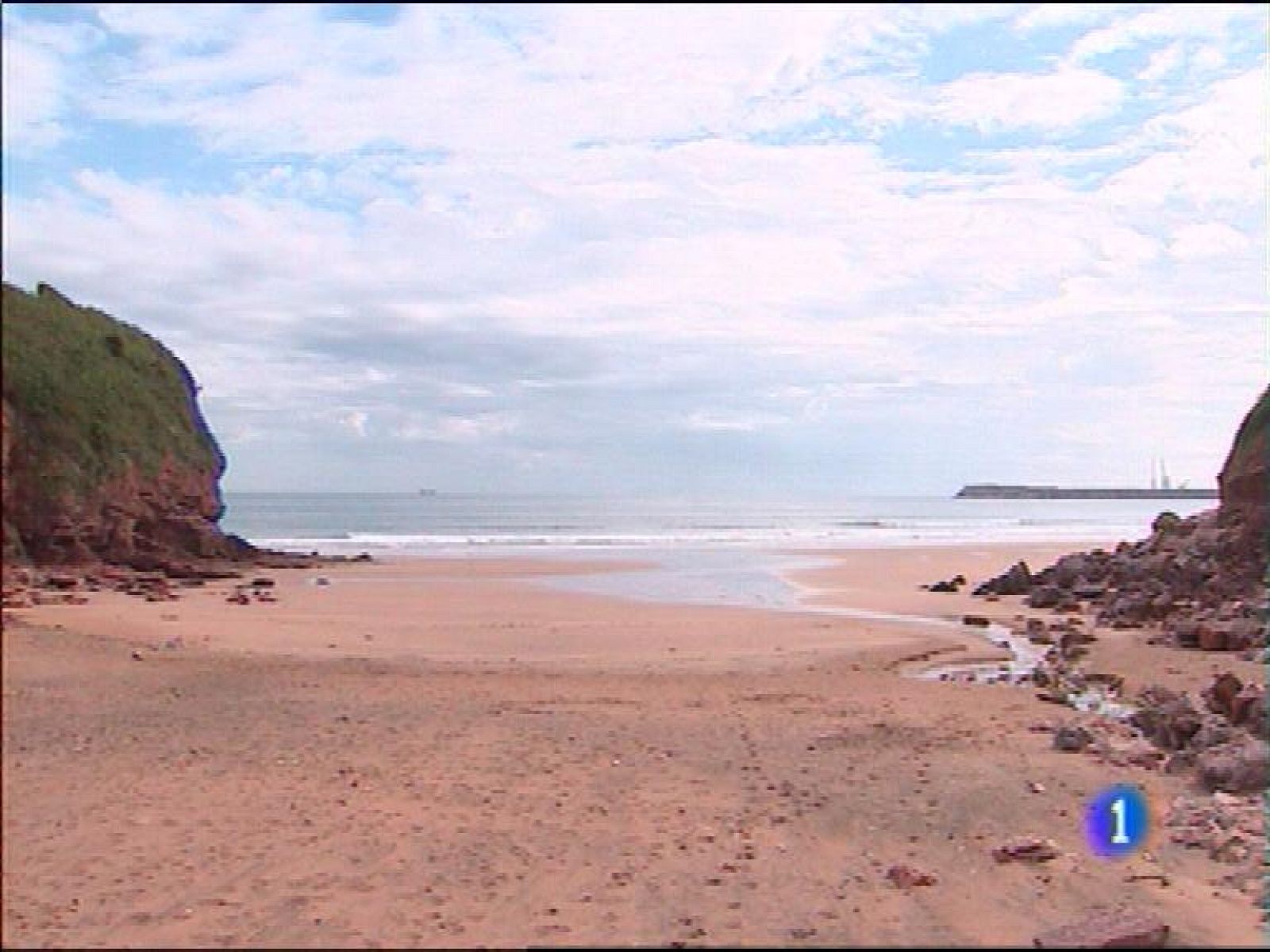  La Agencia Estatal de Meteorología prevé para hoy en Asturias nuboso con lluvias débiles y chubascos, ocasionalmente acompañadas de tormentas.  Las temperaturas mínimas con pocos cambios y las máximas en descenso, ligero en el oeste.En el litoral, viento flojo variable tendiendo a este. En el interior, predominio de viento del sur flojo