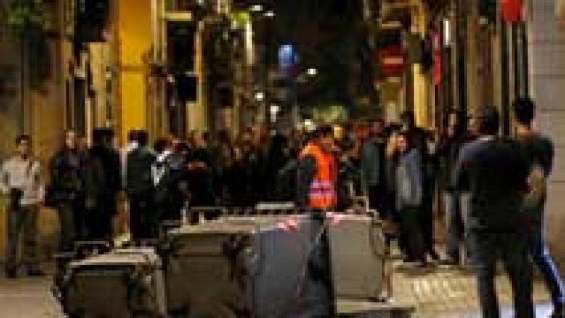 Segunda noche de enfrentamientos tras el desalojo de una sucursal bancaria en Barcelona