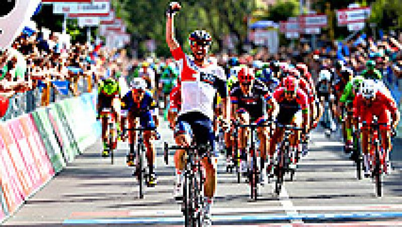 El ciclista alemán Roger Kluge (IAM Cycling) se ha impuesto este  miércoles en la decimoséptima etapa del Giro de Italia, disputada  entre Molveno y Cassano d'Adda sobre 196 kilómetros, al sorprender a  los sprinters en un final inesperado en el que 