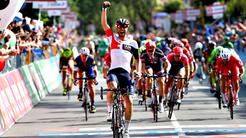 El ciclista alemán Roger Kluge (IAM Cycling) se ha impuesto este  miércoles en la decimoséptima etapa del Giro de Italia, disputada  entre Molveno y Cassano d'Adda sobre 196 kilómetros, al sorprender a  los sprinters en un final inesperado en el que 