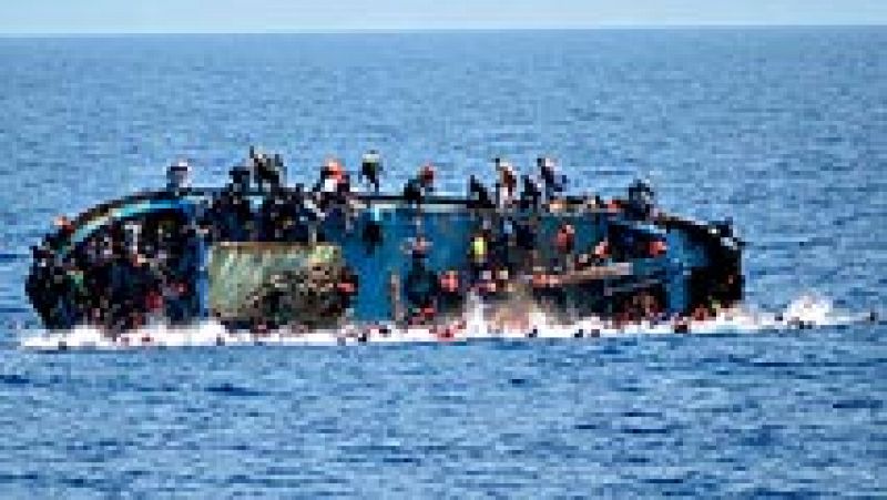 Una barcaza de inmigrantes naufraga frente a las costas de Libia poco antes de ser rescatada