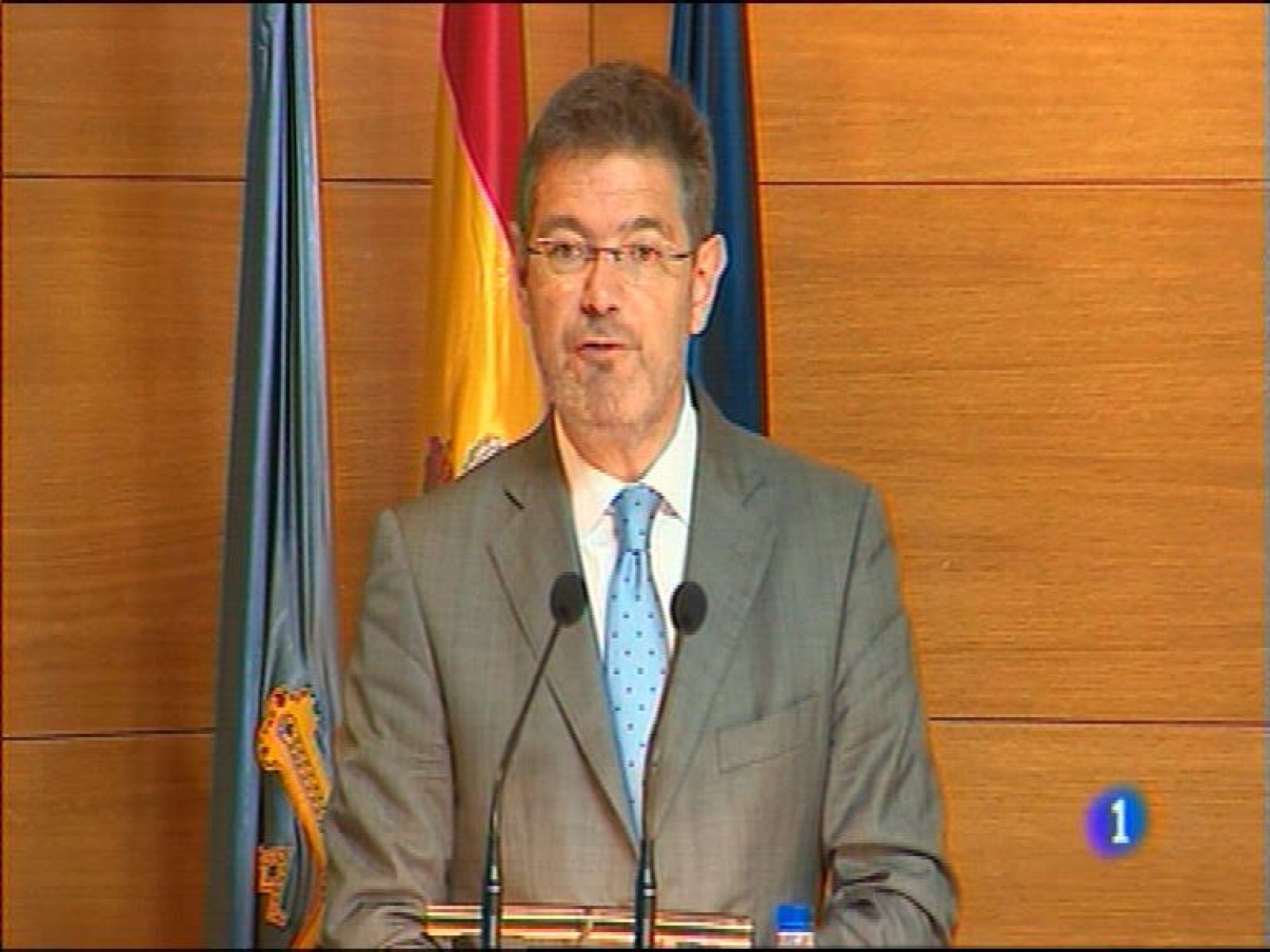  El Ministro de Justicia en Funciones visito Asturias invitado por el Colegio de Abogados a la inauguración de los trigésimoquintas jornadas de las Escuelas de Práctica Jurídica, Rafael Catalá también aporvecho para arropar a la candidata al Congreso del PP, Susana López Ares. El titular de Justicia del Gobierno, ha querido poner en valor la tarea al frente del Ejecutivo de Mariano Rajoy. Ha dicho que es el Gobierno que más ha hecho contra la corrupción y por el crecimiento económico y empleo.  Oviedo acoge hoy y mañana el Congreso nacional de Cirugía Pediátrica, al que asisten doscientos especialistas de toda España y de varios paises europeos. En Asturias la especialidad se inició en el año 1974 . Desde entonces se ha producido un relevo generacional y las mujeres han Irrumpido con fuerza en un mundo que hasta hace relativamente poco era casi en exclusiva masculino. 