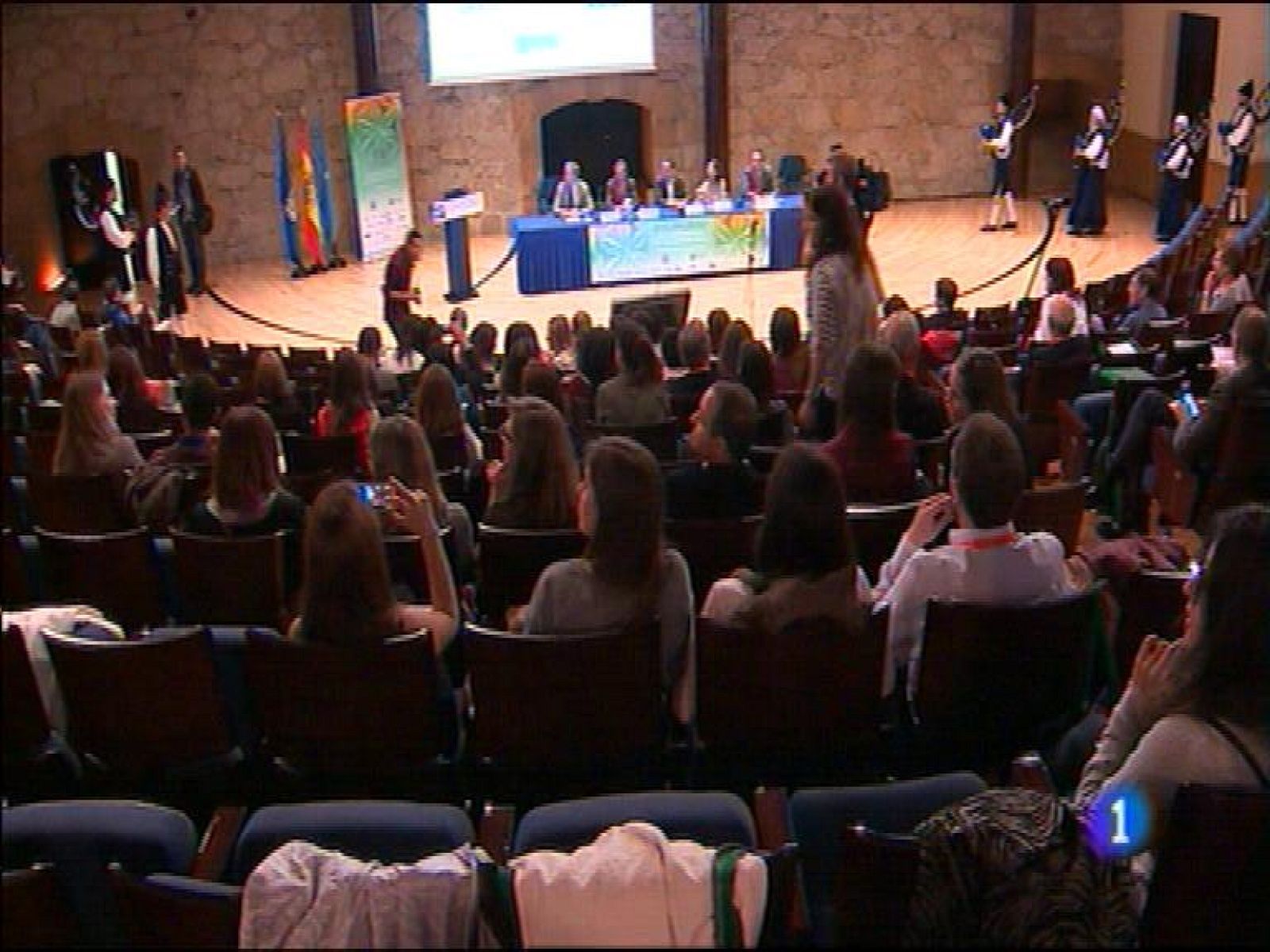  El Ministro de Justicia en Funciones visito Asturias invitado por el Colegio de Abogados a la inauguración de los trigésimoquintas jornadas de las Escuelas de Práctica Jurídica, Rafael Catalá también aprovechó para arropar a la candidata al Congreso del PP, Susana López Ares. El titular de Justicia del Gobierno, ha querido poner en valor la tarea al frente del Ejecutivo de Mariano Rajoy..  Oviedo acoge hoy y mañana el Congreso nacional de Cirugía Pediátrica, al que asisten doscientos especialistas de toda España y de varios paises europeos. En Asturias la especialidad se inició en el año 1974 . 