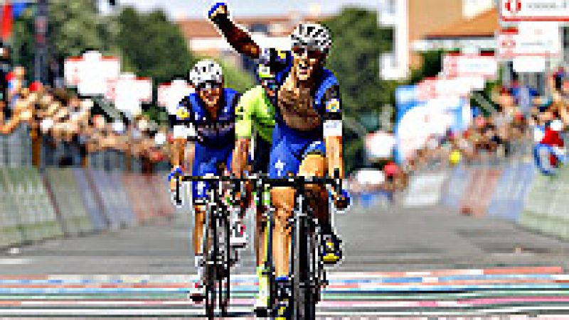 El italiano Matteo Trentin (Etixx) ha sido el ganador de la decimoctava etapa del Giro de Italia que se ha disputado entre Muggi y Pinerolo, de 240 kilmetros, en la que el holands Steven Kruijswijk (Lotto Jumbo) mantuvo la maglia rosa. Trentin, de