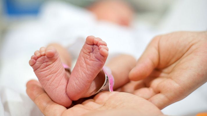 Un bebé robado se reencuentra con su madre biológica 35 años después tras descubrirlo por el papeleo de su boda