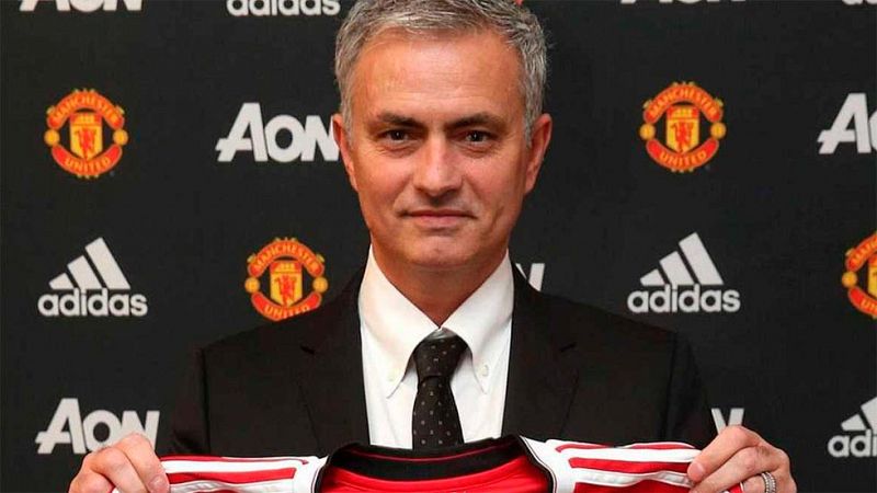 El Manchester United ha anunciado oficialmente el fichaje de Jose Mourinho como nuevo entrenador de su equipo. El portugués se sentará en el banquillo de Old Trafford las tres próximas temporadas.